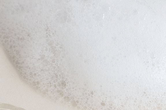 Schiuma detergente fine in primo piano con bolle ariose