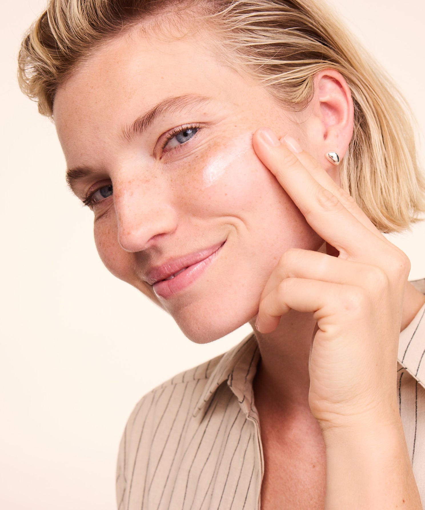 lavera basis sensitive Crema idratante antirughe Q10 durante l'applicazione