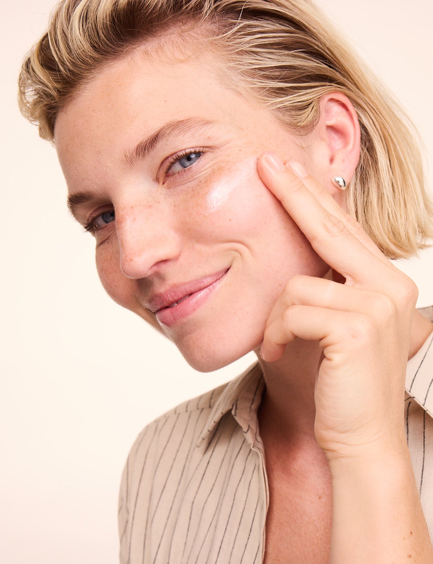 lavera basis sensitive Anti-Falten Feuchtigkeitscreme Q10 in der Anwendung