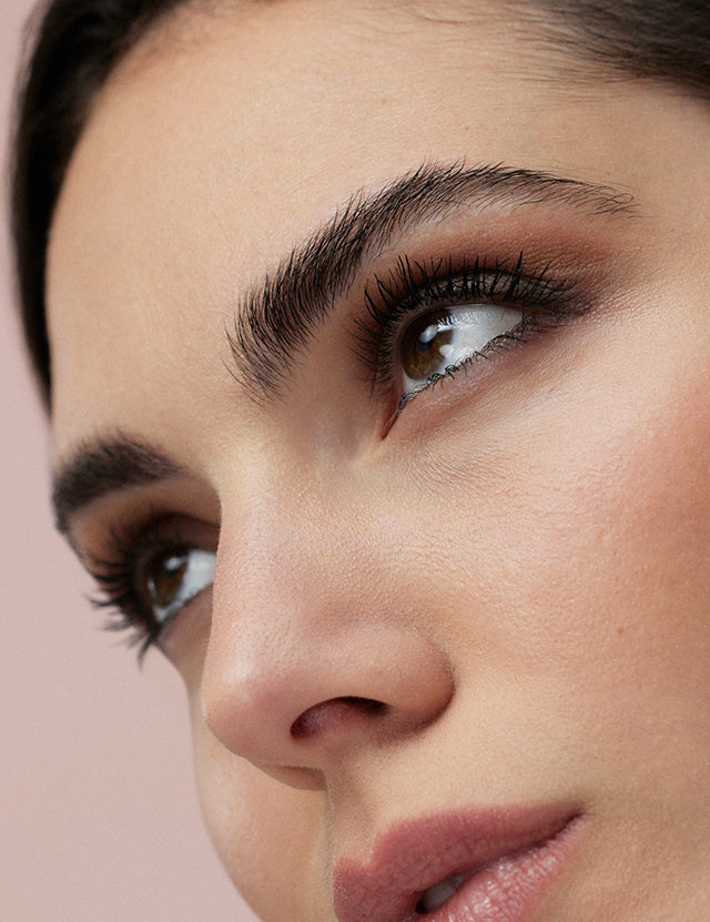 lavera Butterfly Effect Mascara Beautiful Black durante l'applicazione