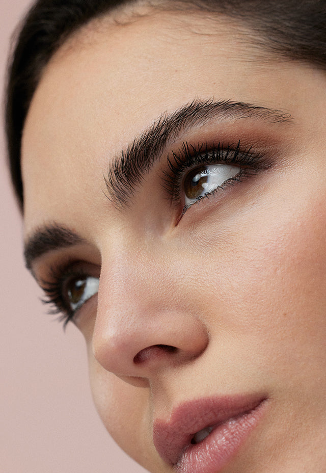 lavera Butterfly Effect Mascara Beautiful Black durante l'applicazione