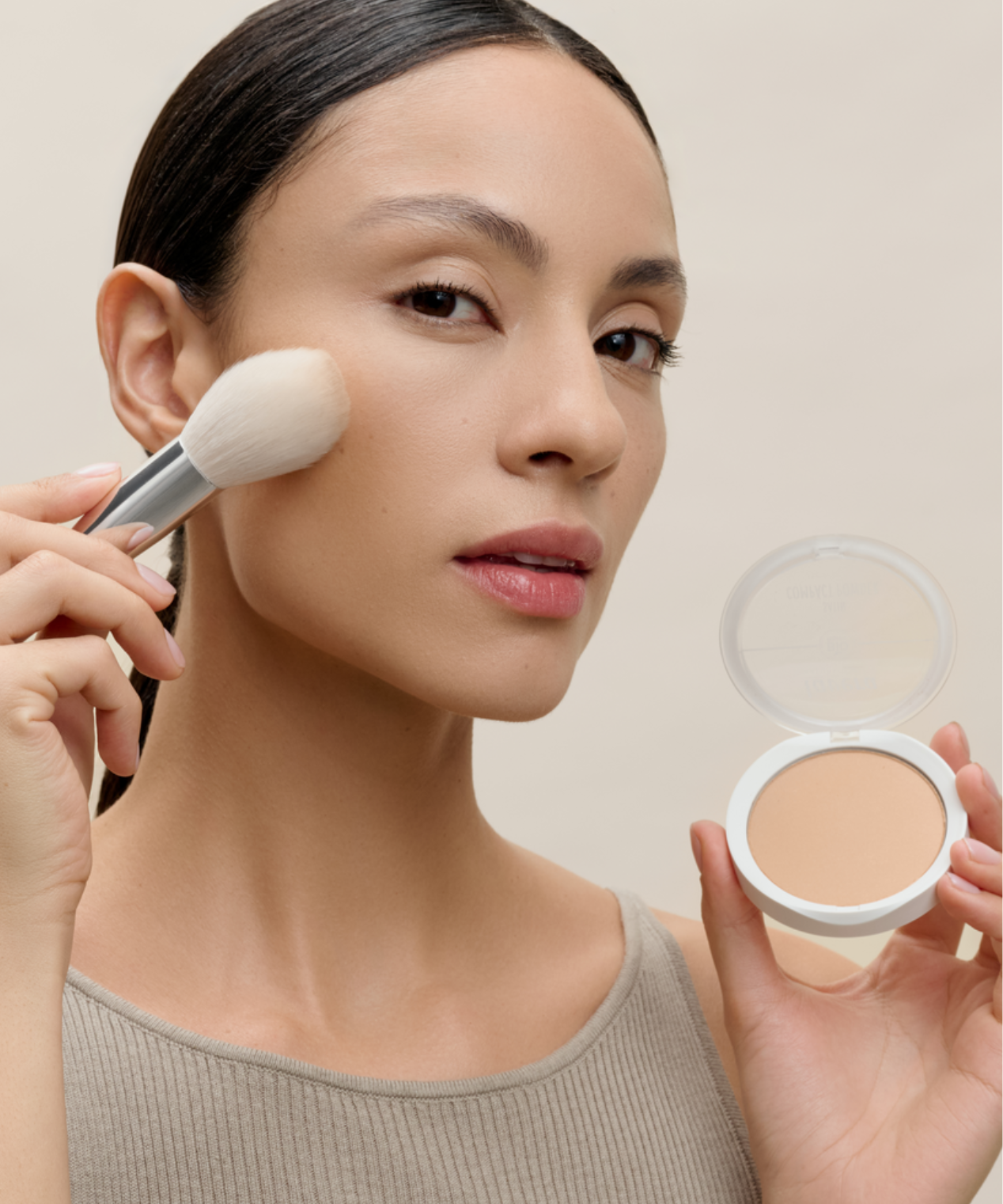 lavera Satin Compact Powder -Medium Sand 04- durante l'applicazione