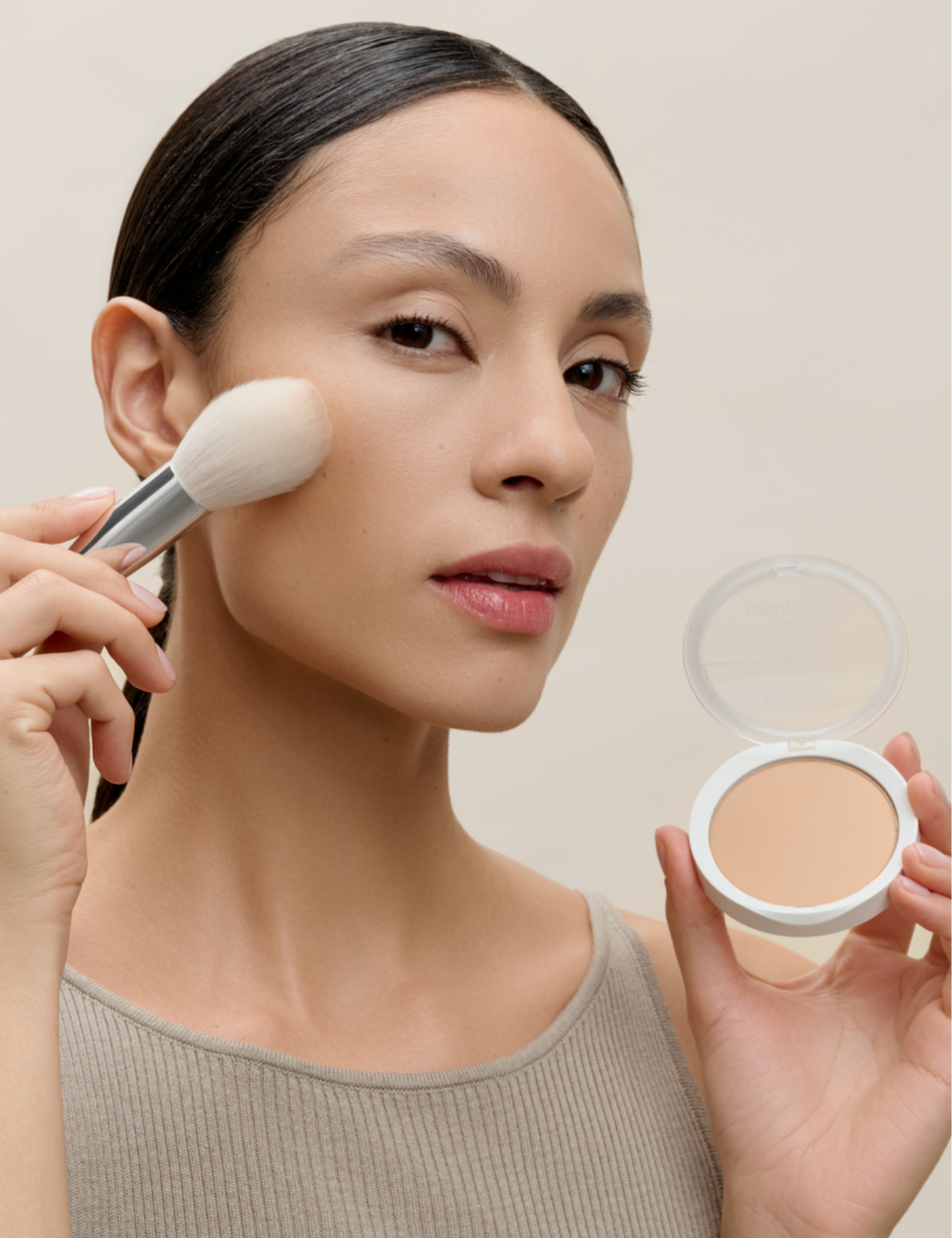 lavera Satin Compact Powder -Medium Sand 04- durante l'applicazione