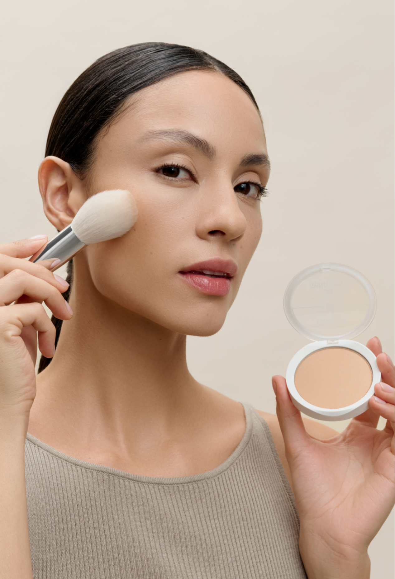 lavera Satin Compact Powder -Medium Sand 04- durante l'applicazione
