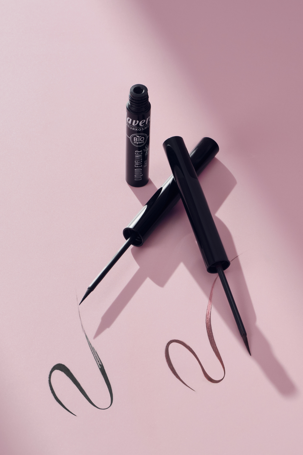 lavera Liquid Eyeliner -Brown 02- durante l'applicazione