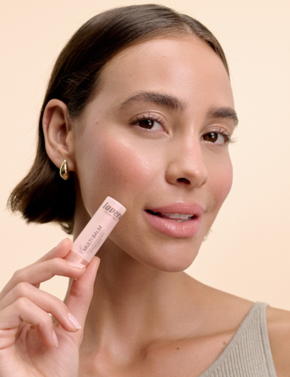 lavera Multi Balm -Soft Sunlight  06- in der Anwendung