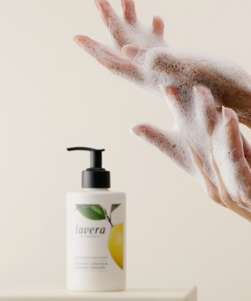 lavera Sapone Delicato Limone Bio & Zenzero Bio durante l'applicazione