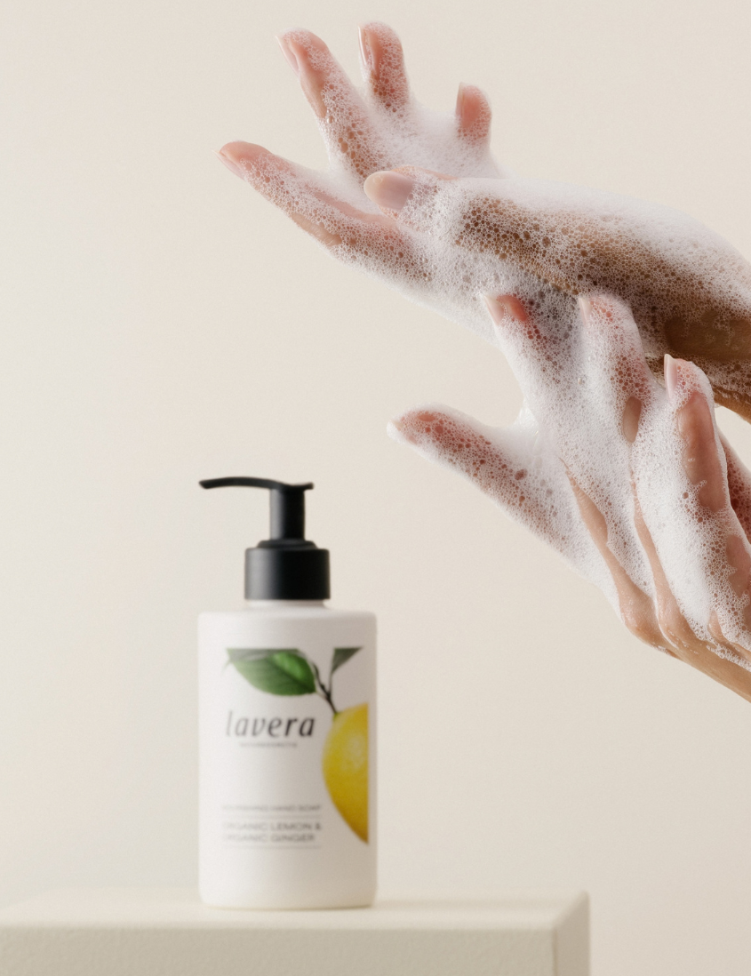 lavera Sapone Delicato Limone Bio & Zenzero Bio durante l'applicazione
