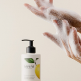 lavera Sapone Delicato Limone Bio & Zenzero Bio durante l'applicazione