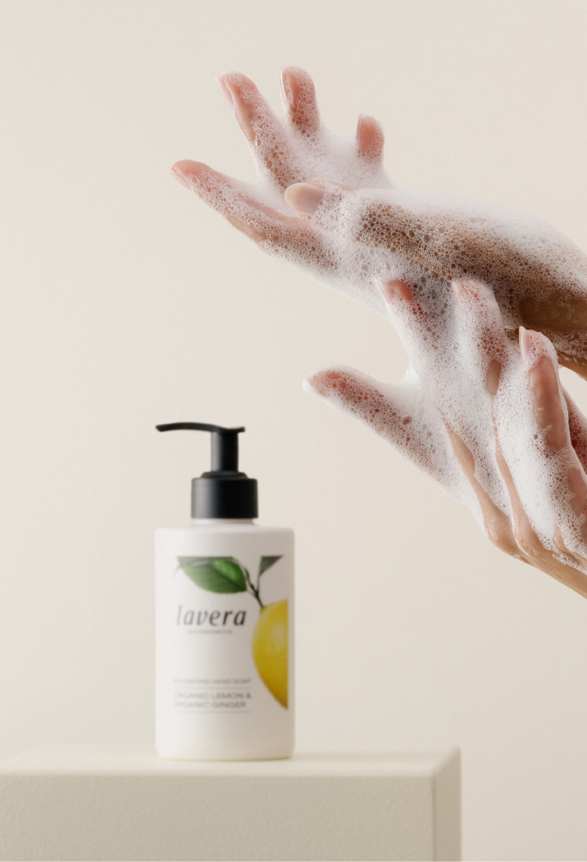 lavera Sapone Delicato Limone Bio & Zenzero Bio durante l'applicazione