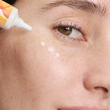 lavera Glow by Nature Illuminating Eye Cream durante l'applicazione