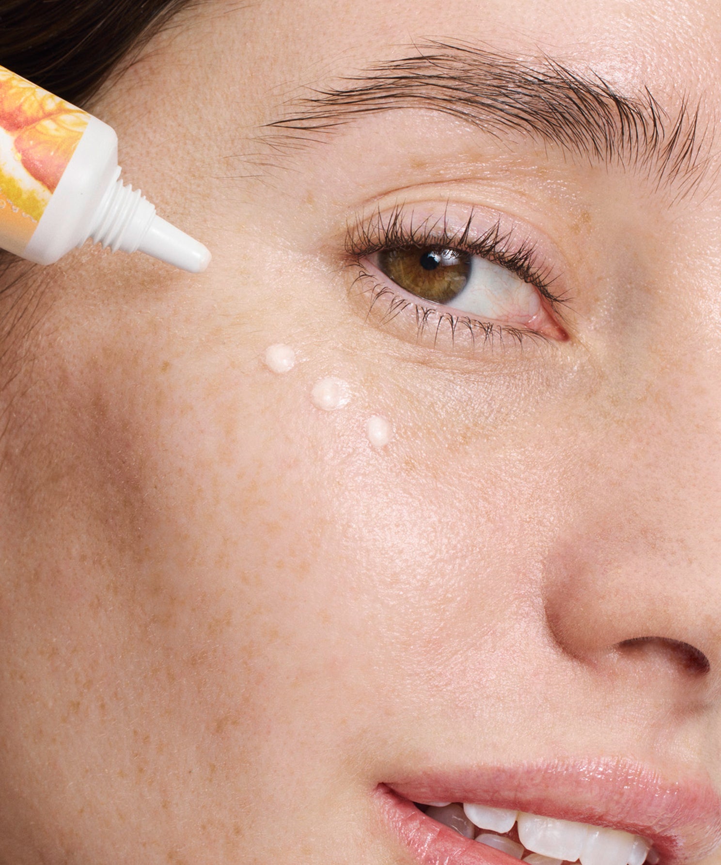 lavera Glow by Nature Illuminating Eye Cream durante l'applicazione