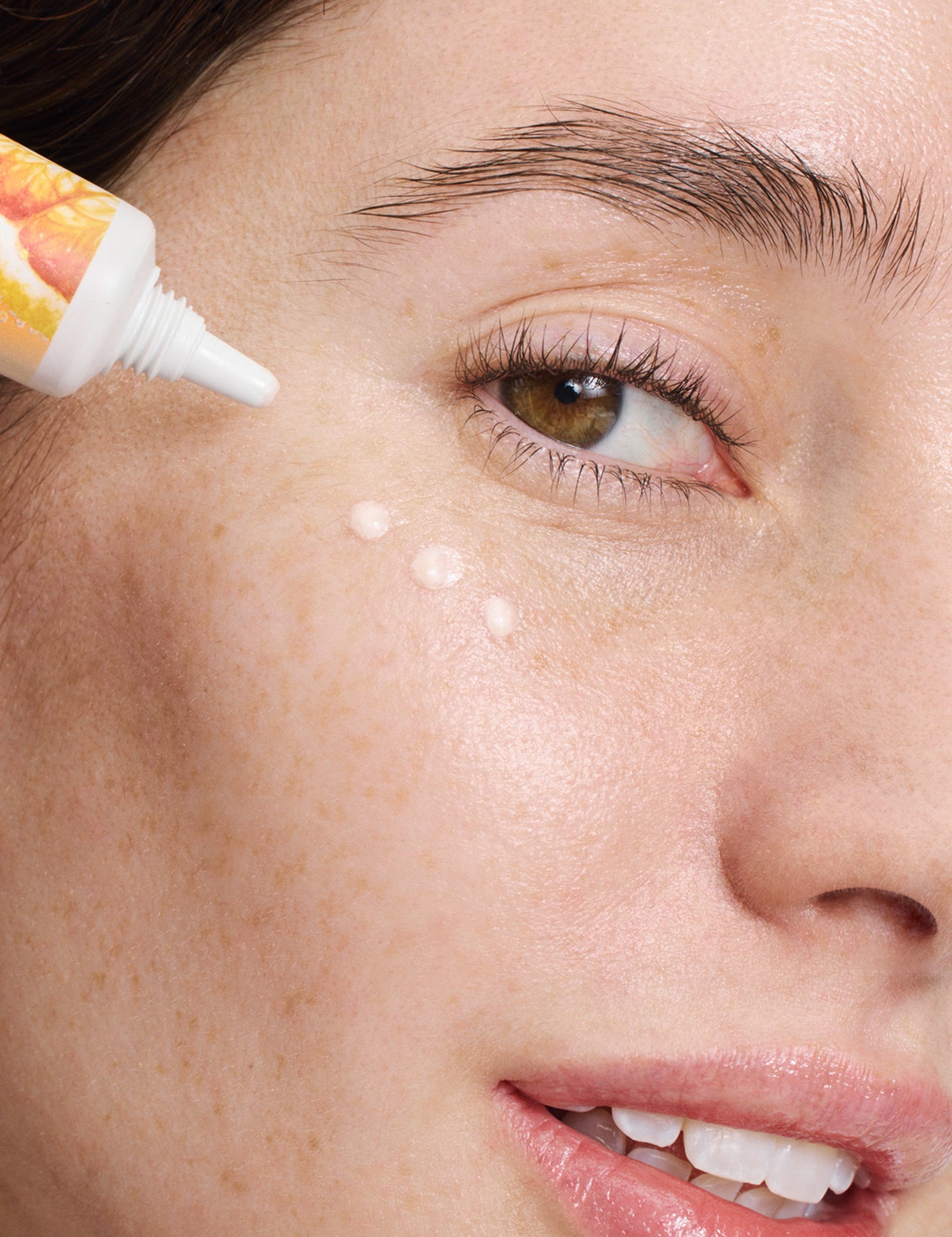 lavera Glow by Nature Illuminating Eye Cream durante l'applicazione