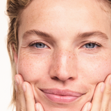 lavera basis sensitive Latte detergente durante l'applicazione