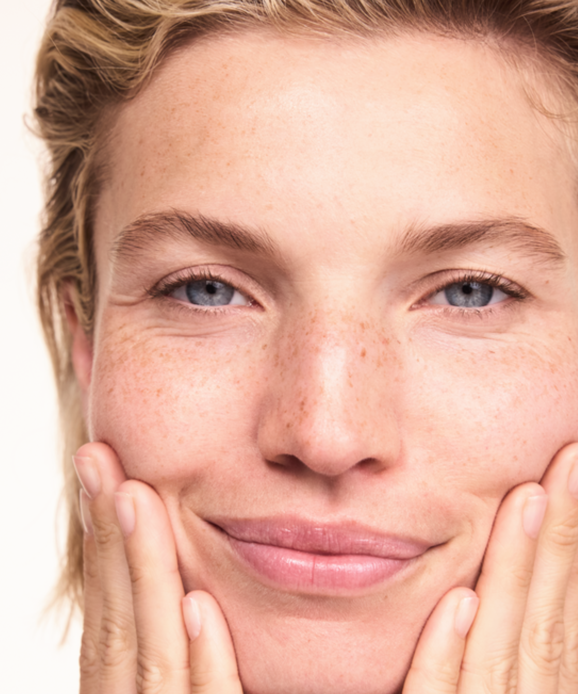 lavera basis sensitive Latte detergente durante l'applicazione