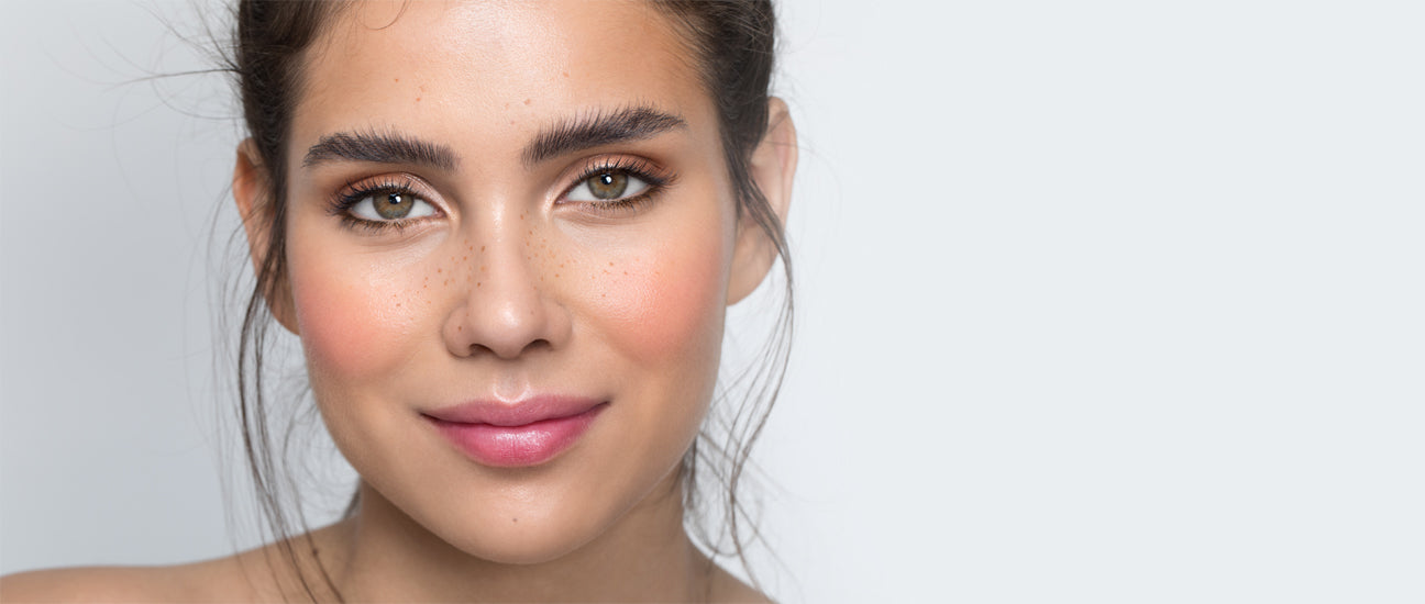 Giovane donna dai capelli scuri con trucco discreto