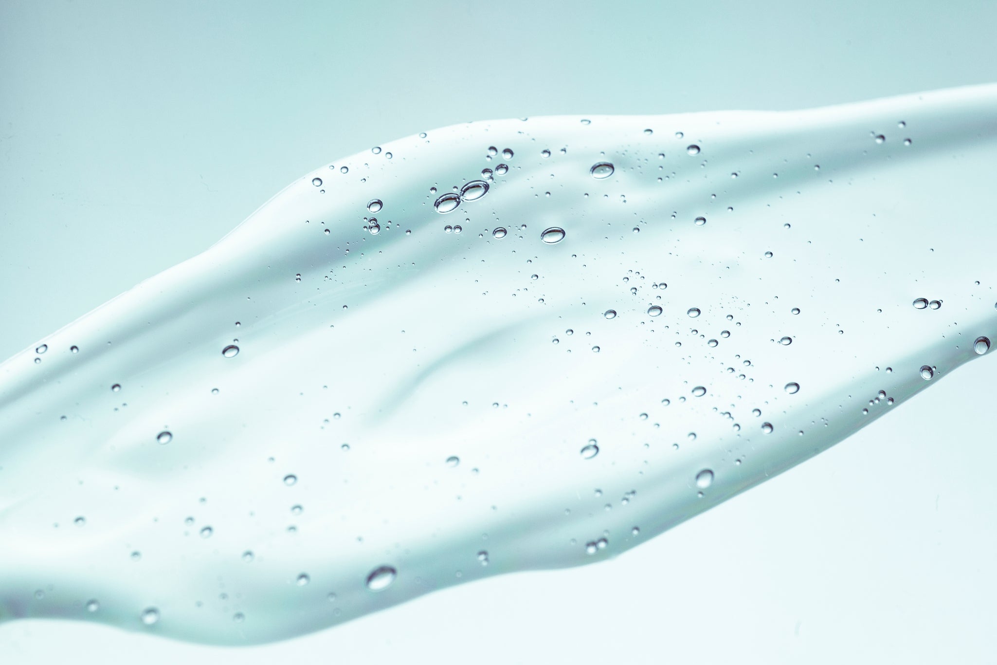 Transparente Gel-Tropfe mit kleinen Luftbläschen