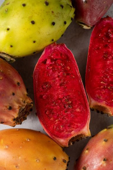 Fichi d'India tagliati e interi in primo piano