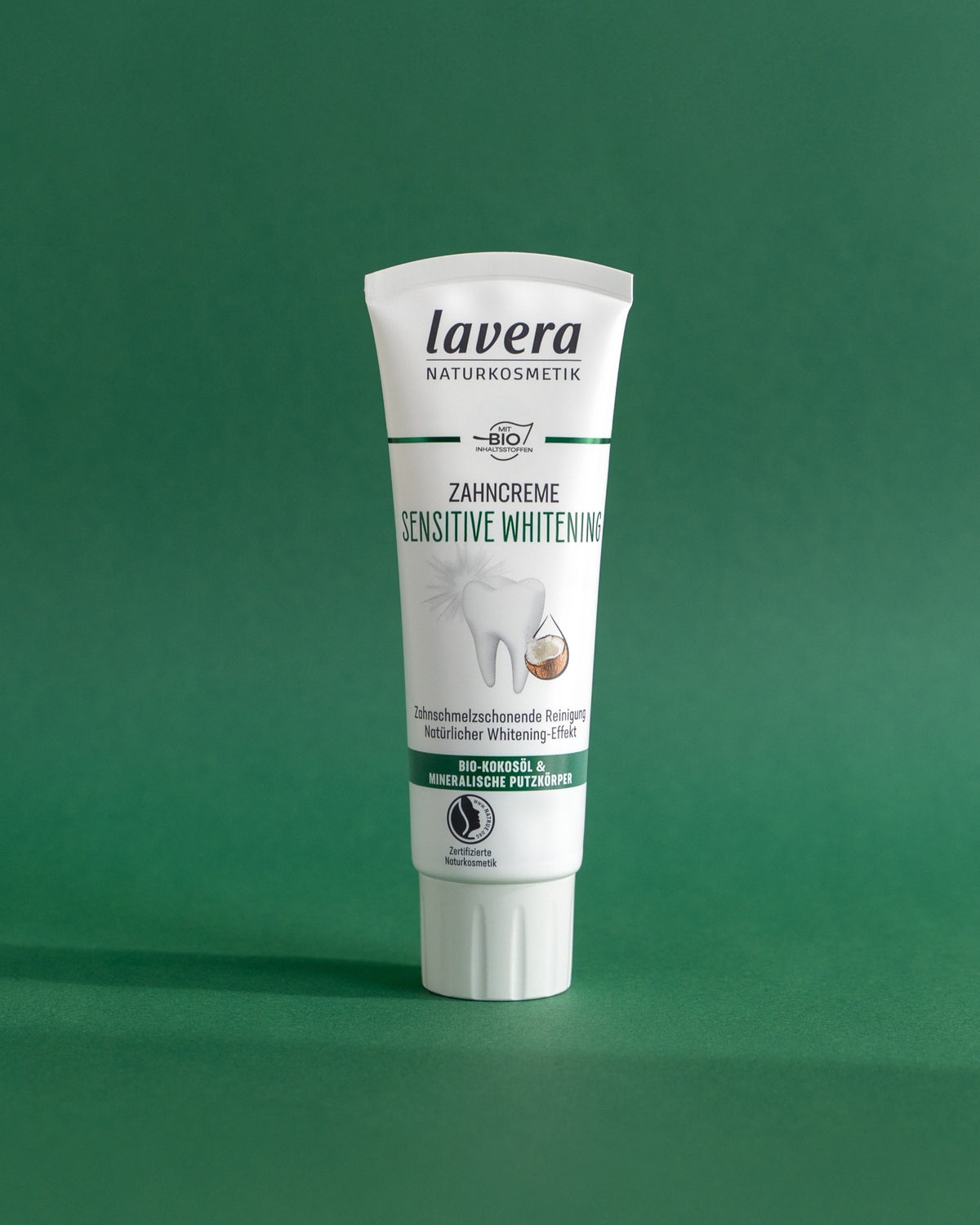 Dentifricio lavera Sensitive Whitening su sfondo verde