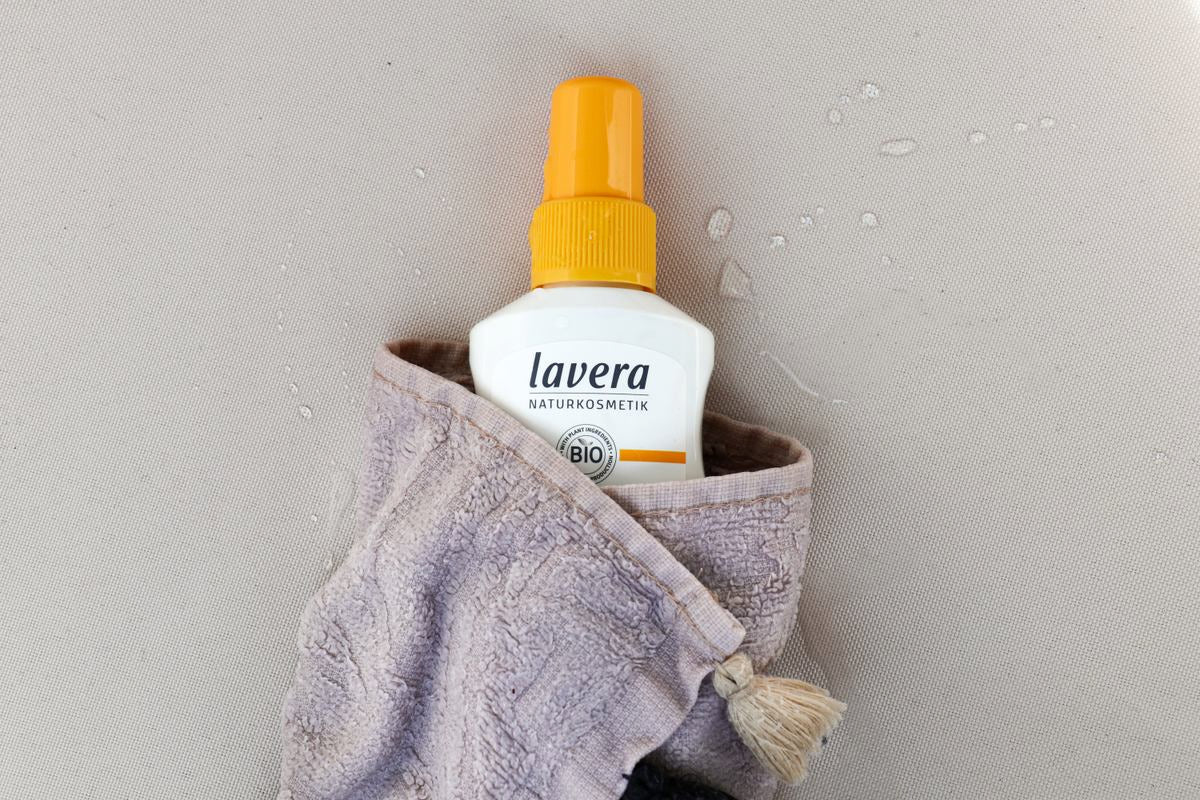 Flacone di crema solare con indicazione sulla corretta conservazione e durata.