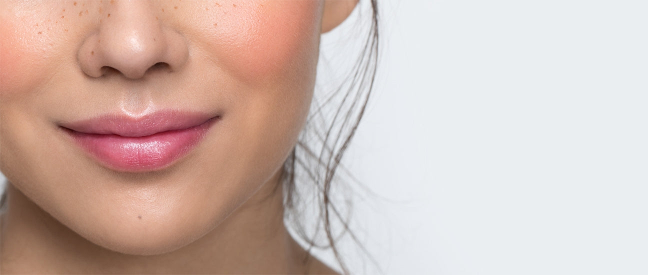 Primo piano delle labbra di una donna con sorriso delicato
