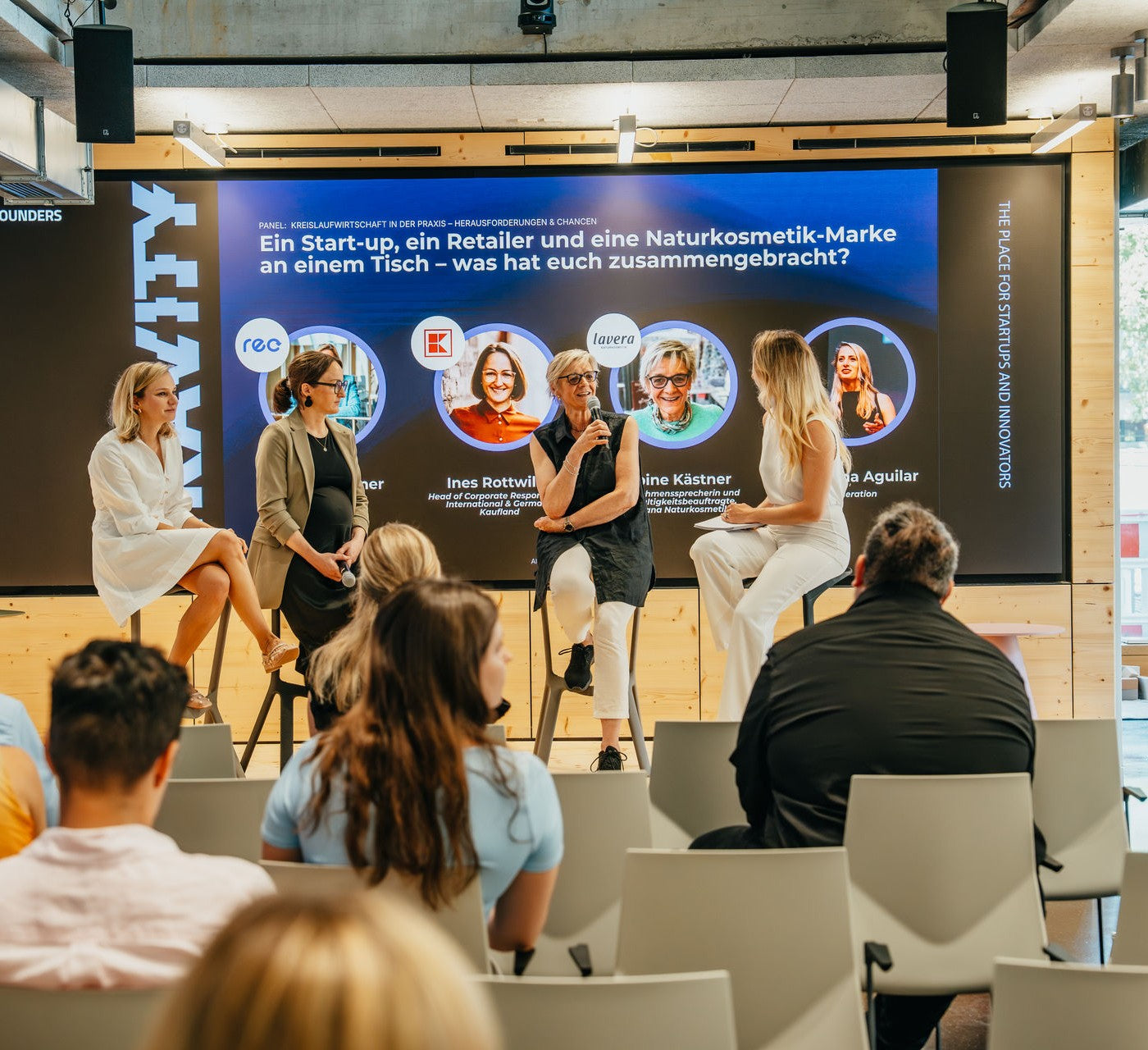 4 Speakerinnen auf einer Bühne während einer Podiumsdiskussion