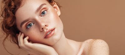 Ritratto di una donna dai capelli rossi con trucco naturale
