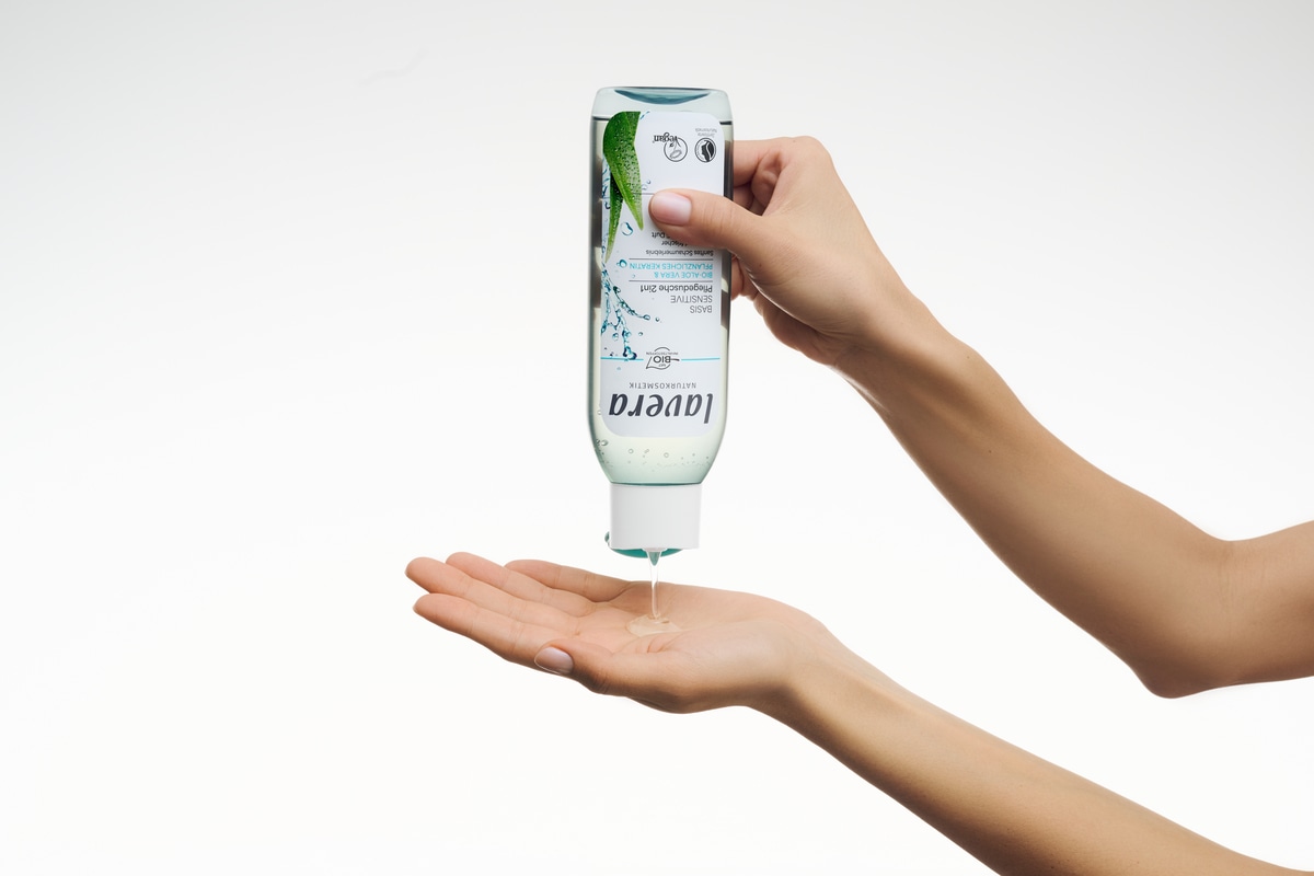 basis sensitive Pflegedusche wird in die Hand gegeben