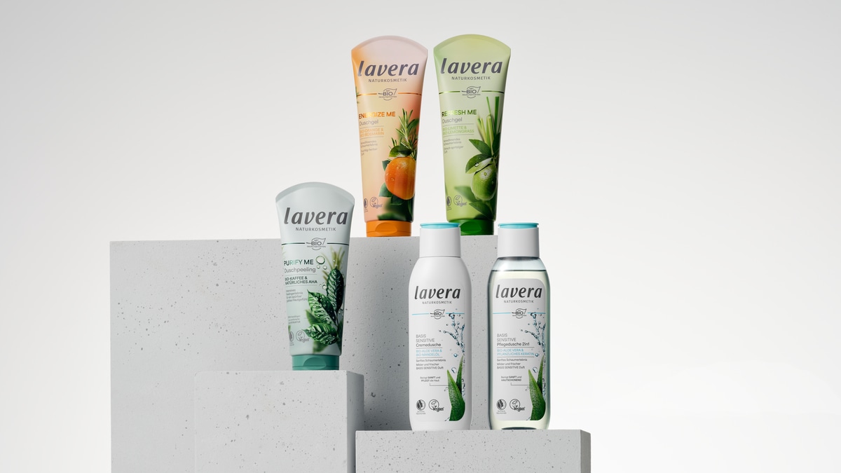 Gesamte Range der neuen Duschprodukte - nebeneinander und hintereinander aufgereiht