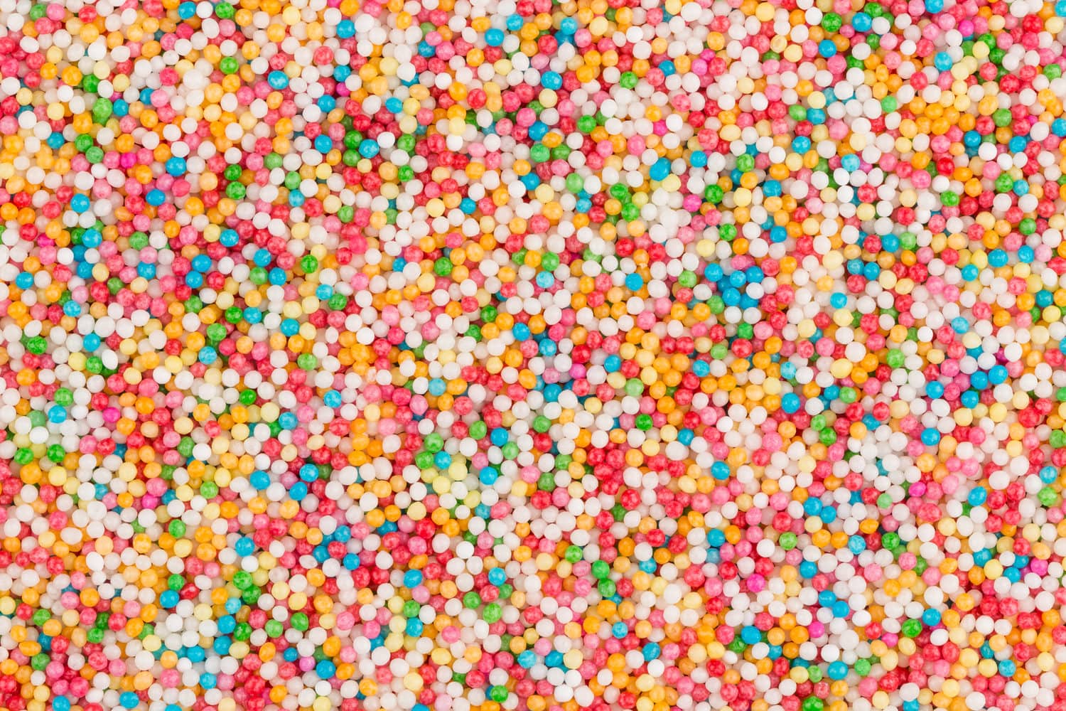 liebesperlen-konfetti-stock-magazin-rezepte Primo piano di numerose perline decorative colorate