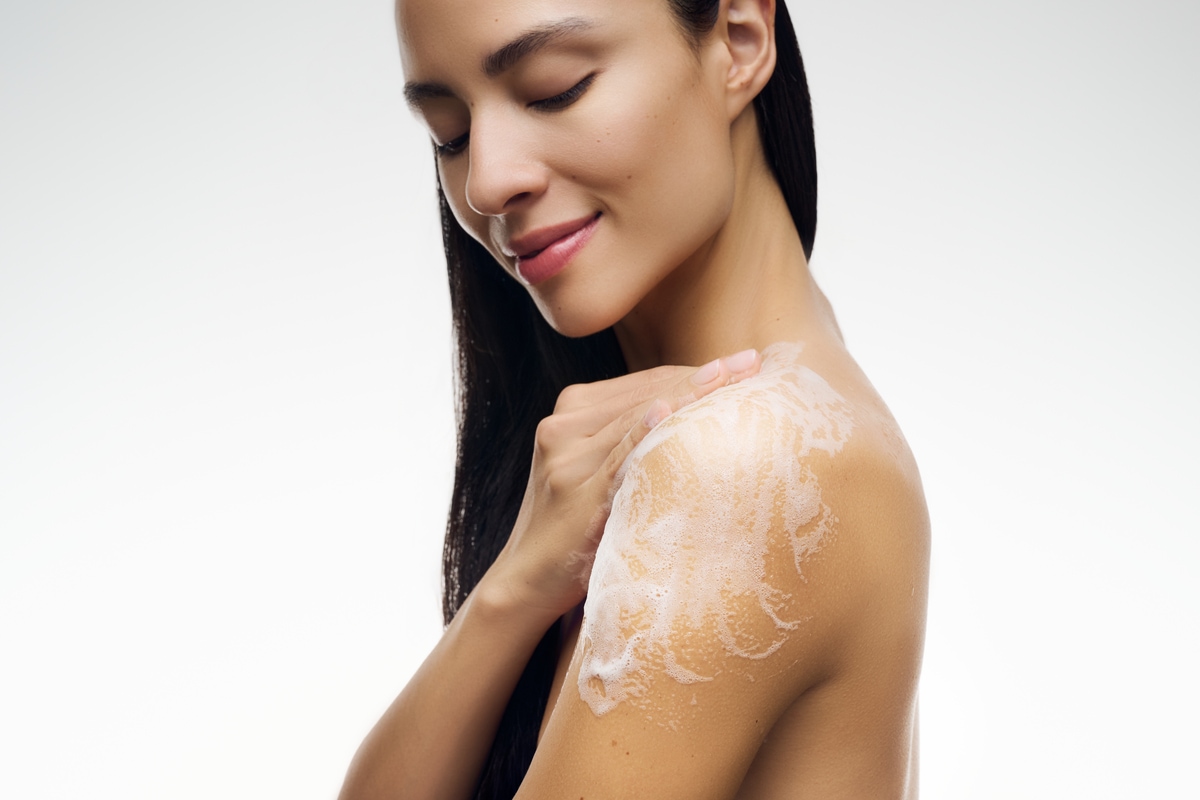 basis sensitive Cremedusche in der Anwendung am Arm